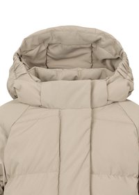 Beige polstret jakke med høy krage og avtagbar hette. Stoffet er glatt med syede paneler for isolasjon.