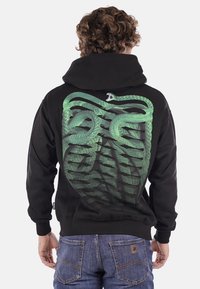 Felpa nera con cappuccio che presenta una grande grafica di un serpente verde sul retro, con un design testurizzato che contrasta con il tessuto liscio.