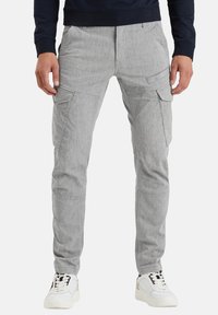 Pantalones cargo de color gris claro hechos de una tela tejida con una textura sutil, que cuentan con múltiples bolsillos laterales y un diseño ajustado.