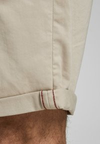 Jack & Jones JPSTBOWIE mleczny
