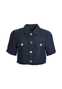 Veste courte texturée bleu marine avec manches courtes, col, quatre boutons argentés sur le devant et deux poches poitrine à boutons.