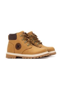 Botas de tobillo de cuero marrón clarito con punteras redondas, acentos marrones, ojales de metal y una suela de goma texturizada. Presentan un logo circular en el costado.