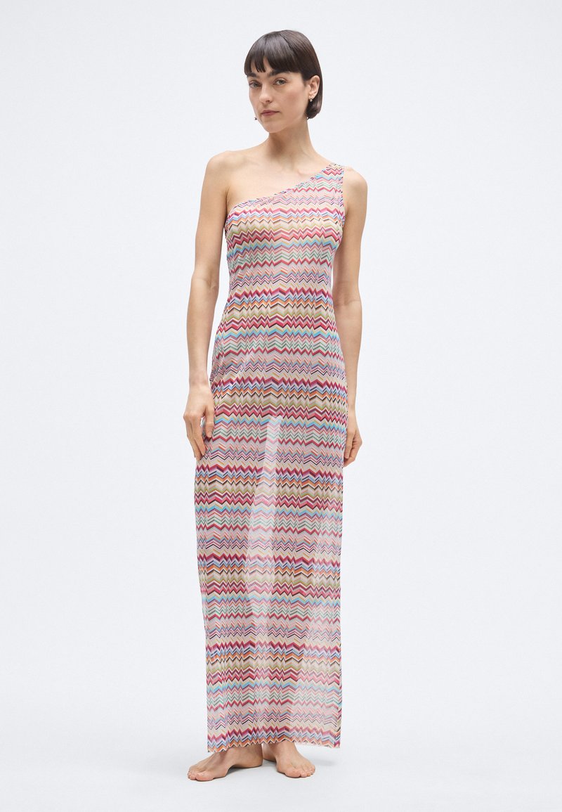 One-shoulder maxi dress in lightweight fabric, featuring a multicolored zigzag pattern with pink, blue, and gold tones. Thin and fitted design.