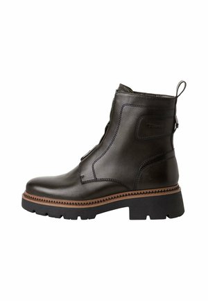 Stivale alla caviglia in pelle nera con punta arrotondata, cuciture decorative, un passante sul retro e una robusta suola in gomma con dettagli a zigzag.
