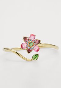 Bracciale dorato con design a fiore rosa decorato da più gemme, inclusi accenti verdi e una forma curva a onde.