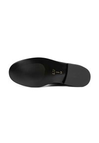 Suola nera della scarpa con gomma testurizzata per una migliore aderenza, caratterizzata da una forma curvata e dimensioni impresse in oro. Finitura liscia e design minimalista.