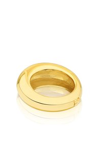 Bangle z metalowym wykończeniem w kolorze złotym o gładkim, zaokrąglonym designie. Posiada delikatne, odbijające światło wykończenie oraz mały zamek z ozdobnym akcentem.