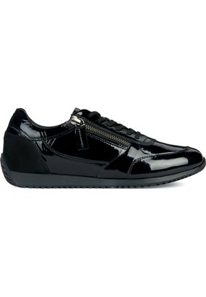 Baskets en cuir verni noir au design épuré, avec une fermeture éclair sur le côté, des lacets et un accent en daim noir texturé. Semelle en caoutchouc.