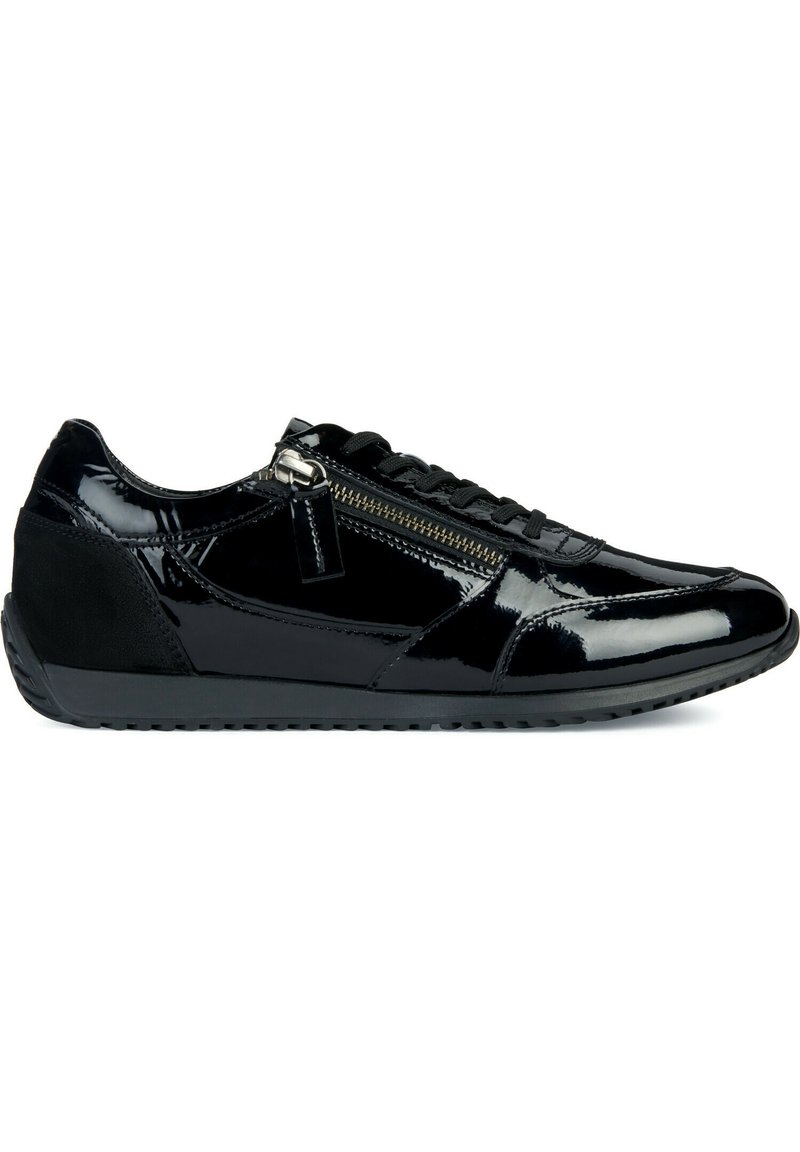 Baskets en cuir verni noir au design épuré, avec une fermeture éclair sur le côté, des lacets et un accent en daim noir texturé. Semelle en caoutchouc.