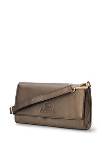 Brązowa skórzana kopertówka z zapięciem w kolorze złotym i odpinanym paskiem. Posiada wytłoczone logo z przodu oraz gładką teksturę.