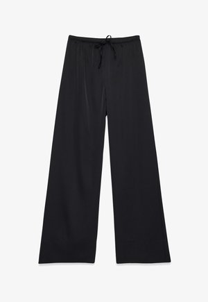 Čierne široké nohavice s elastickým pásom a šnúrkou, rozložené na bielom pozadí.