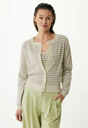 Beige gebreide cardigan met paarse en gele strepen, voorzien van een ronde halslijn, knoopsluiting en ribgebreide manchetten. Gestyled met een groene outfit.