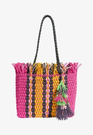 Borsa tote colorata e intrecciata con strisce rosa, gialle, nere e verdi, manici intrecciati, bordo superiore con frange e decorazione a nappine stratificate.
