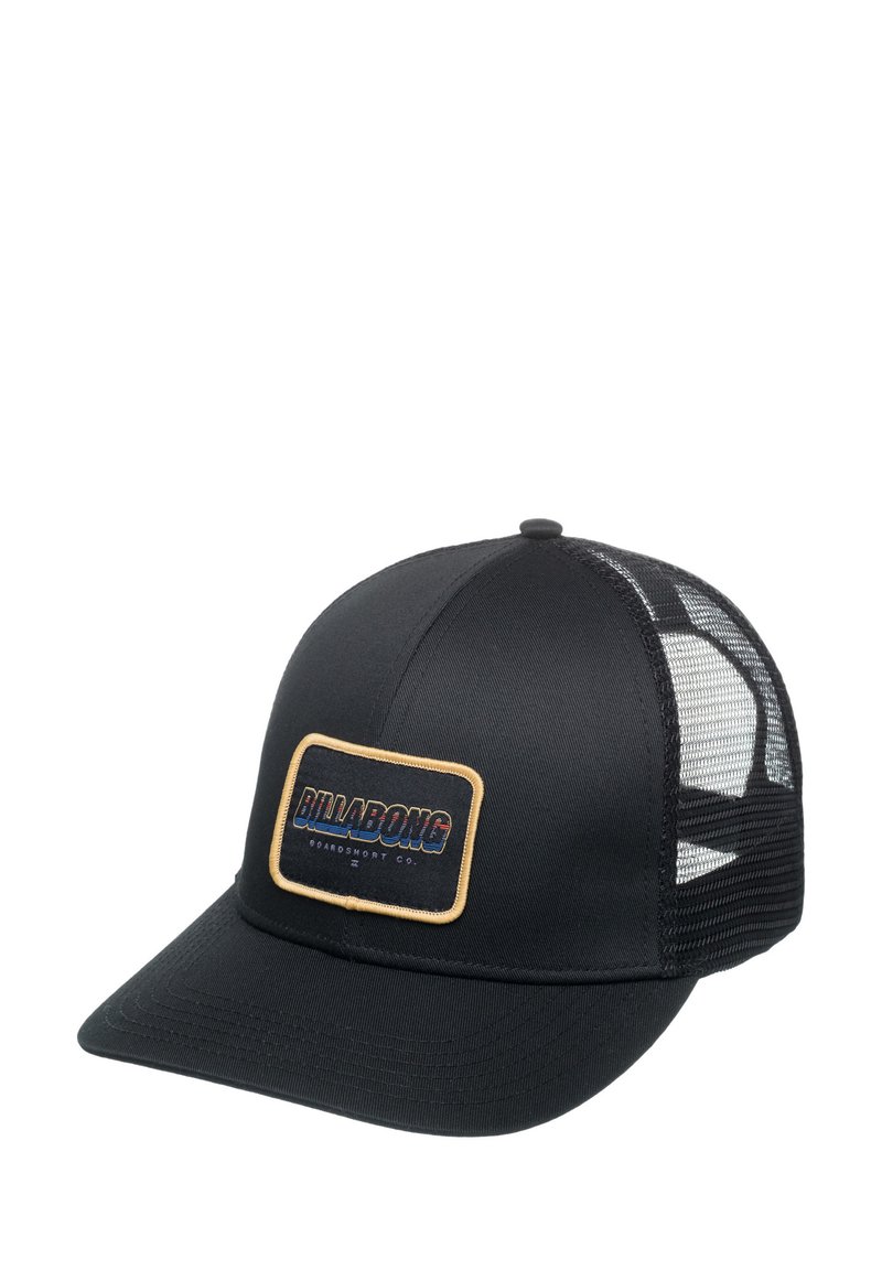 Svart caps med solid front og mesh bak, med en rektangulær lapp som har "BILLABONG" i blå og rød tekst på beige bakgrunn.