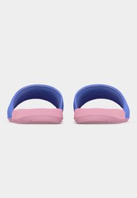 Ζευγάρι μπλε και ροζ σανδάλια χωρίς λουράκι, μπροστινή όψη, επάνω σε απλό λευκό φόντο.