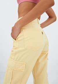 Stradivarius Kapsáče - yellow