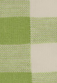 Dzianina o kratkowanym wzorze z naprzemiennymi jasnoszarymi i kremowymi kwadratami. Tekstura jest miękka, z widocznymi detalami szycia.