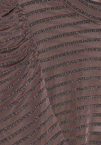 Texturerad tyg med växlande horisontella ränder i brunt och svart, med metalliska höjdpunkter som skapar en lager-på-lager visuell effekt.