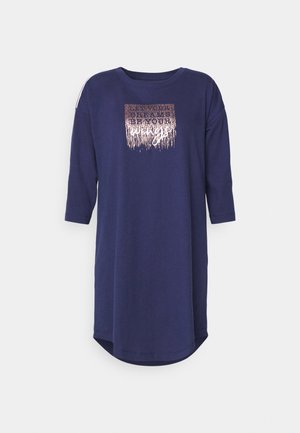 Navyblauwe jurk met driekwart mouwen, voorzien van een grafische print in metallic en wit, afgeronde zoom en van zachte katoen.