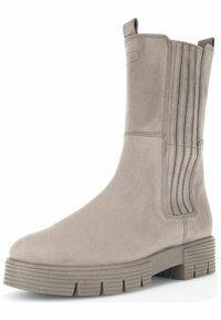 Taupe Knöchelstiefel mit einer glatten Wildleder-Oberfläche, runder Zehenpartie, gerippten Details an den Seiten und einer massiven, rutschfesten Gummisohle.