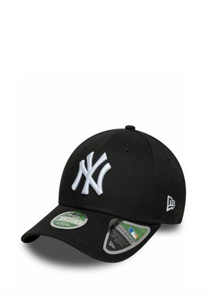 Czarna czapka baseballowa New York Yankees z białym logo, zakrzywionym daszkiem i dwoma zielonymi i szarymi naklejkami MLB i marki na przodzie.