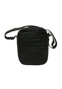 Lille sort mesh crossbody taske med justerbar skulderrem og prægede cirkulære logo på frontpanelet.
