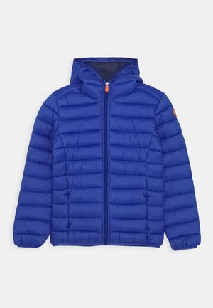 Chaqueta acolchada azul con capucha, cremallera frontal y puños elásticos. Presenta costuras horizontales y un tirador de cremallera naranja.