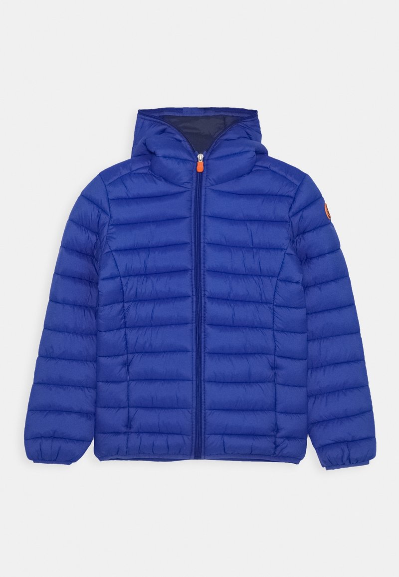 Veste matelassée bleue avec capuche, fermeture éclair à l'avant et poignets élastiques. Présente des coutures horizontales et un curseur de fermeture éclair orange.