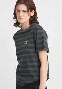 Černé a šedé pruhované tričko s kulat�ým výstřihem, krátkými rukávy a náprsní kapsou s logem. Měkká, strukturovaná látka.