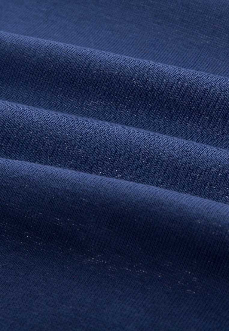 Marineblaue Stoff mit glatter Textur, der über einen dezenten Glanz und ein Strickmuster verfügt. Das Material ist weich und fällt in sanften Falten.