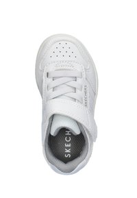 Sneaker bianco per bambini con tomaia in pelle, punta perforata, chiusura con lacci, cinturino in velcro e fodera interna grigia con logo.