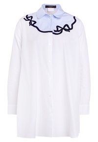 Biała koszula z niebieskim kołnierzykiem w paski, ozdobiona czarnym falbanem i akcentami w postaci kokardek. Długie rękawy i zapięcie na guziki z przodu. Lekki materiał.