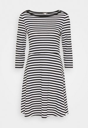 Robe à rayures horizontales noires et blanches avec manches trois-quarts et col rond, présentée sur un fond blanc uni.