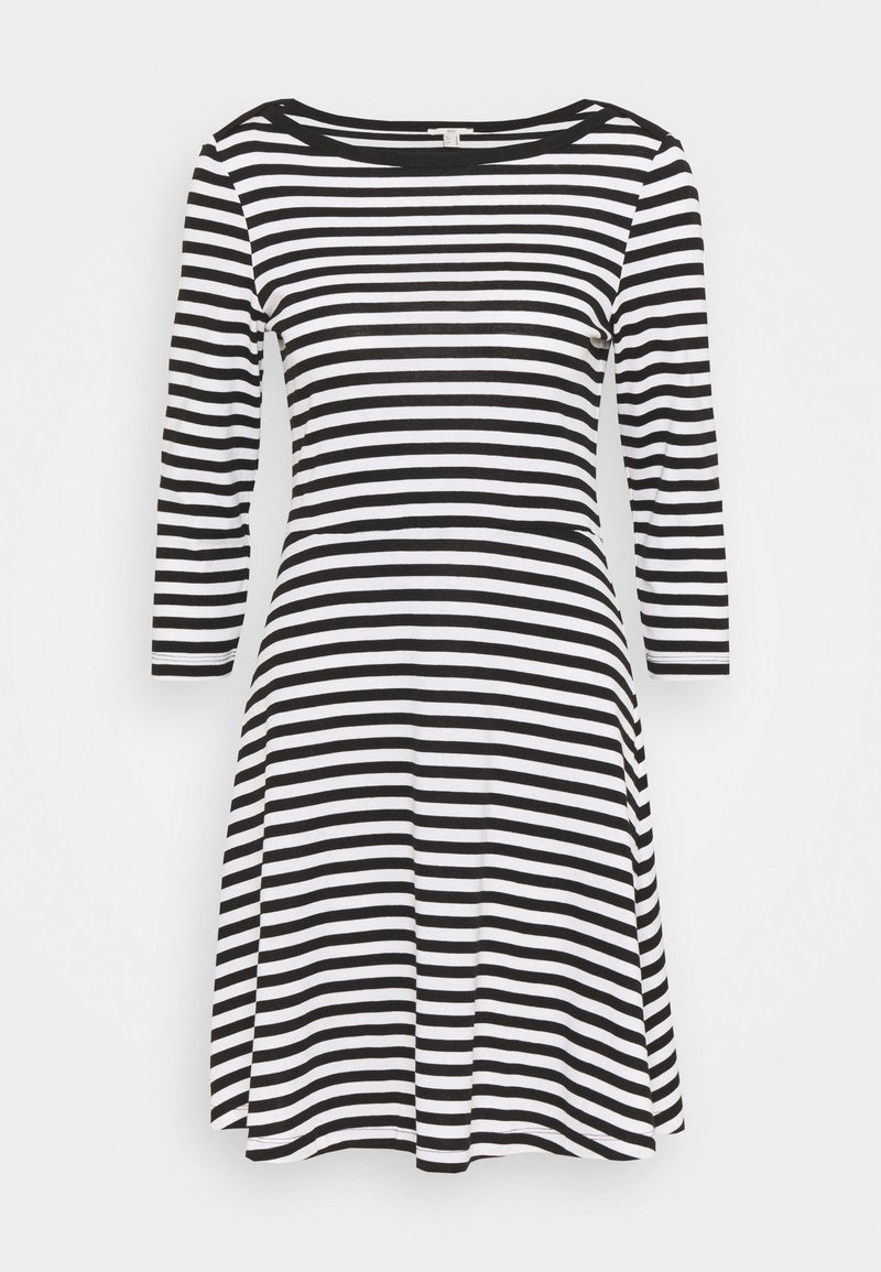 Robe à rayures horizontales noires et blanches avec manches trois-quarts et col rond, présentée sur un fond blanc uni.