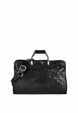 Schwarze strukturierte Leder-Aktentasche mit Metallgriffen und verstellbarem Schulterriemen, aufrecht stehend vor weißem Hintergrund.