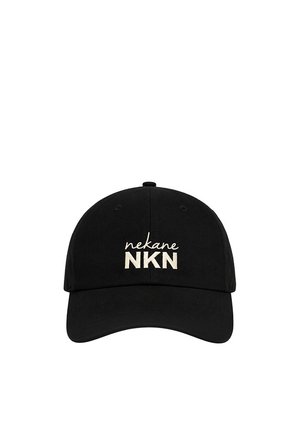 Gorra de béisbol negra con texto blanco bordado "nekane NKN" en el centro delantero, mostrada sobre un fondo blanco.