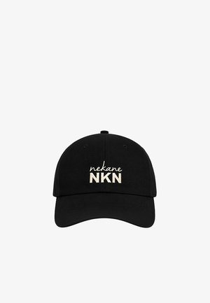Gorra de béisbol negra con texto blanco bordado "nekane NKN" en el centro delantero, mostrada sobre un fondo blanco.
