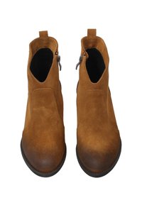 Hnědé semišové kotníkové boty s kulatou špičkou, elastickými bočními panely a bočním zipem. Mají strukturovaný svršek a hladké kožené akcenty.