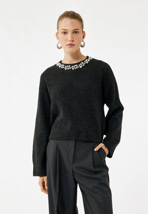 - Sweter
