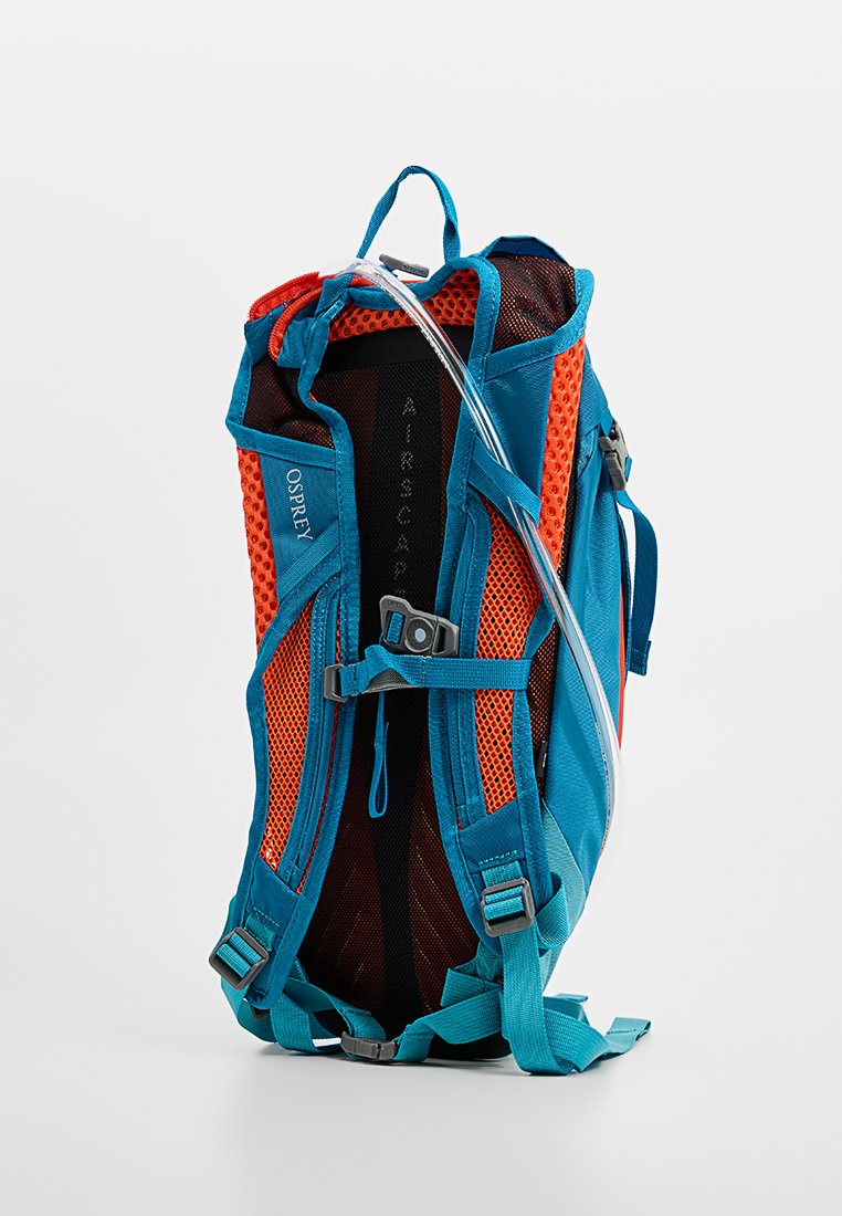Blå och orange ryggsäck med meshnätpaneler, justerbara remmar och hållare för vätskeslang. Har en strömlinjeformad design för enkel bärande.