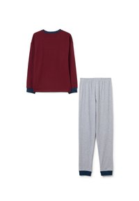 Camiseta de manga larga color burdeos con puños en azul marino, combinada con pantalones de chándal grises que tienen una cinturilla elástica y puños en azul marino.