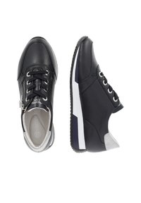 Schwarze Leder-Sneaker mit weißen Akzenten, ausgestattet mit einem strukturierten Obermaterial, Schnürdesign und einem seitlichen Reißverschluss für einfaches Anziehen.