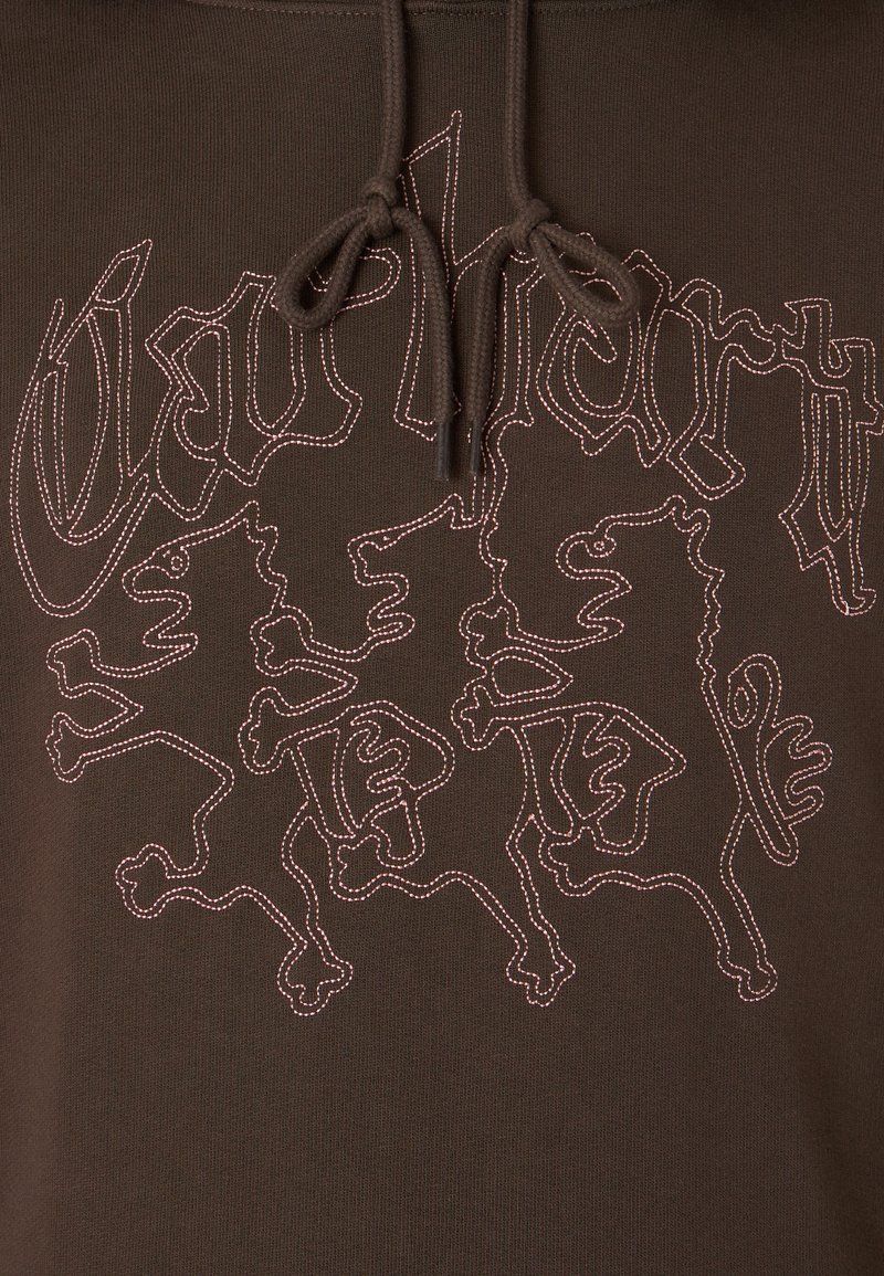 Hoodie marron avec une texture douce, présentant un design de deux lions délimités par une broderie rose contrastante. Comprend une capuche avec cordon de serrage.