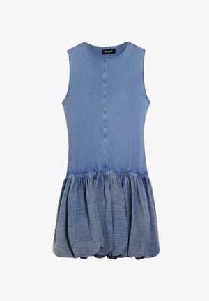 Jeansjurk met een mouwloos ontwerp, licht naar donkerblauwe kleurverloop, geplooide rok en een middenknopenlijst.