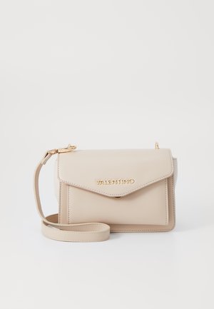 Bežová kožená kabelka s preloženým klopom, zlatými detailmi, nastaviteľným popruhom a embosovaným logom "Valentino" na prednej strane.