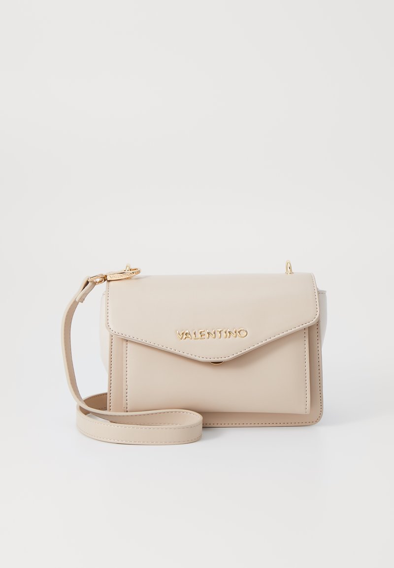 Beige kožená kabelka s sklápěcím klopou, zlatými kovovými detaily, nastavitelným popruhem a embosovaným logem "Valentino" na přední straně.