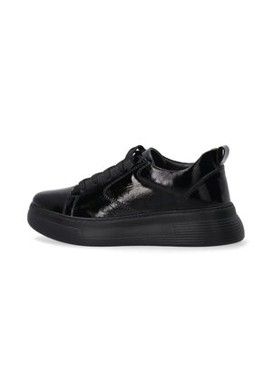Baskets noires brillantes avec une texture lisse, bout arrondi et laçage à l'avant. Présente une semelle en caoutchouc épaisse et crantée ainsi qu'une petite languette à l'arrière.