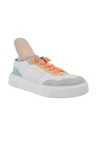 Sneaker mit einer Plateau-Sohle, bestehend aus einem weißen Lederobermaterial, einer grauen Wildlederspitze, knallorangefarbenen Schnürsenkeln und bunten Mesh-Akzenten.