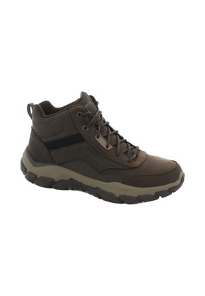 Bota de senderismo marrón con suela oscura, parte frontal con cordones, collar acolchado en el tobillo y panel de tela texturizada cerca de la parte superior.