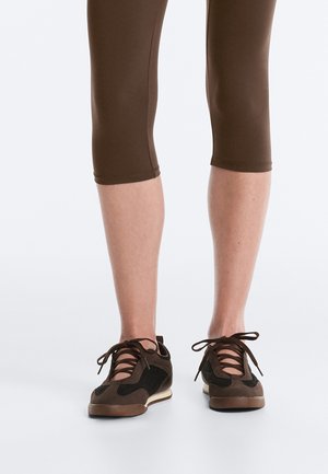 OYSHO, MESH RUNNER - Sneakers laag - dark brown